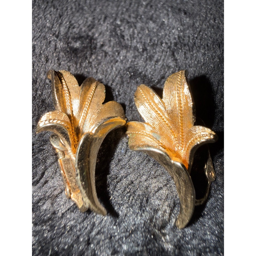 Vintage Coro Gold Tone Lily Floral Clip On Earrings Textured Mid Century Jewelry